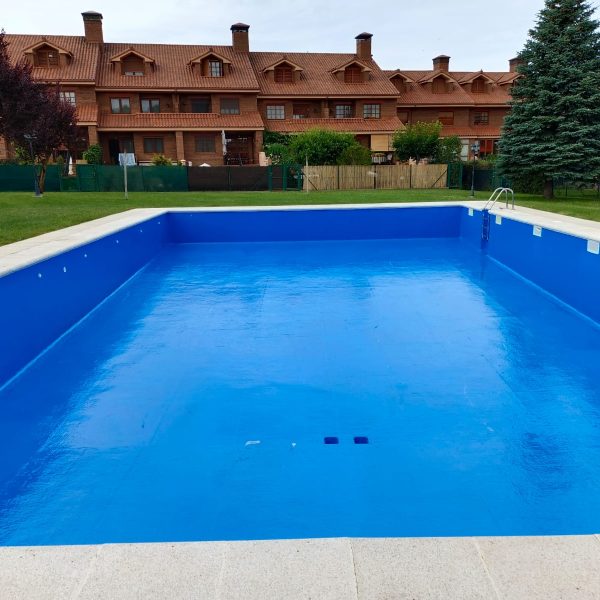 piscina completamente vacia